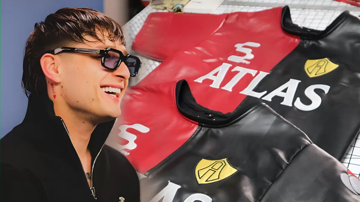 Peso Pluma recibe jersey del Atlas con oro de 14 kilates