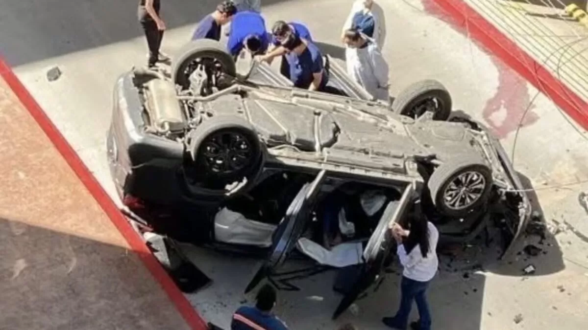 Mujer de 64 años sobrevive a caída de 20 metros en su coche