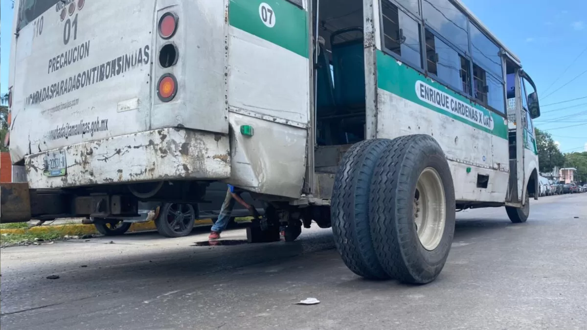 Se desprenden llantas de microbús en Tampico con pasaje a bordo