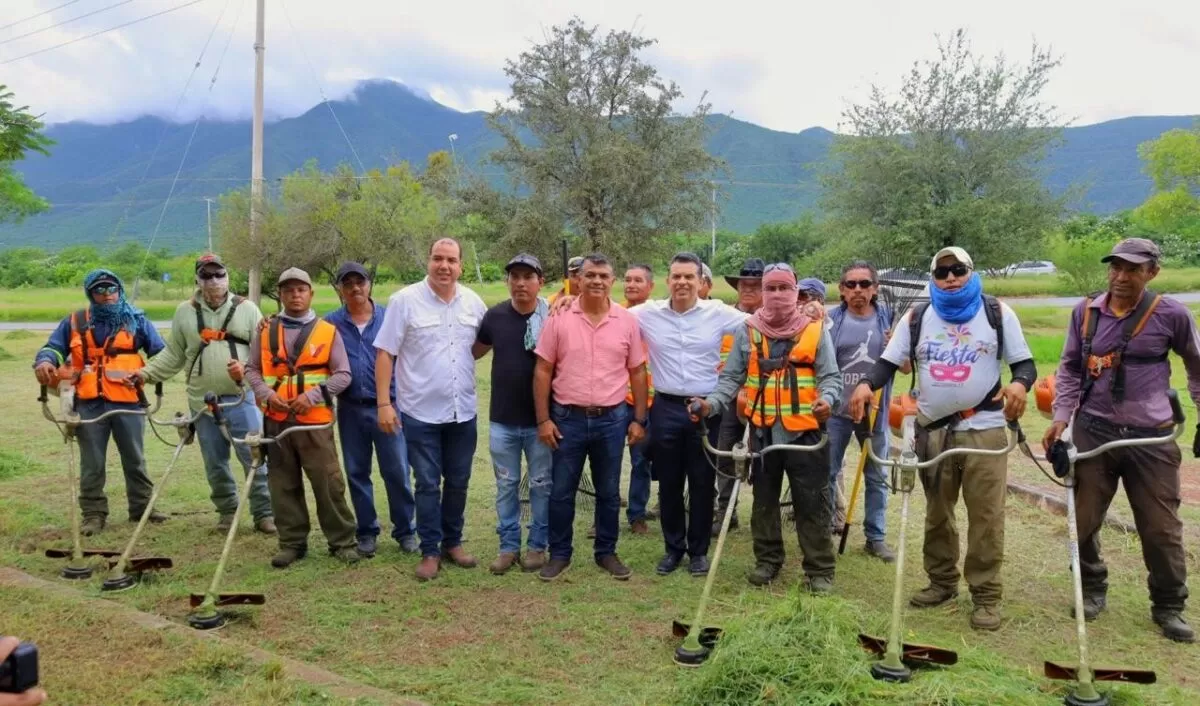 Supervisa Lalo Gattás trabajos de limpieza en vialidades de Victoria
