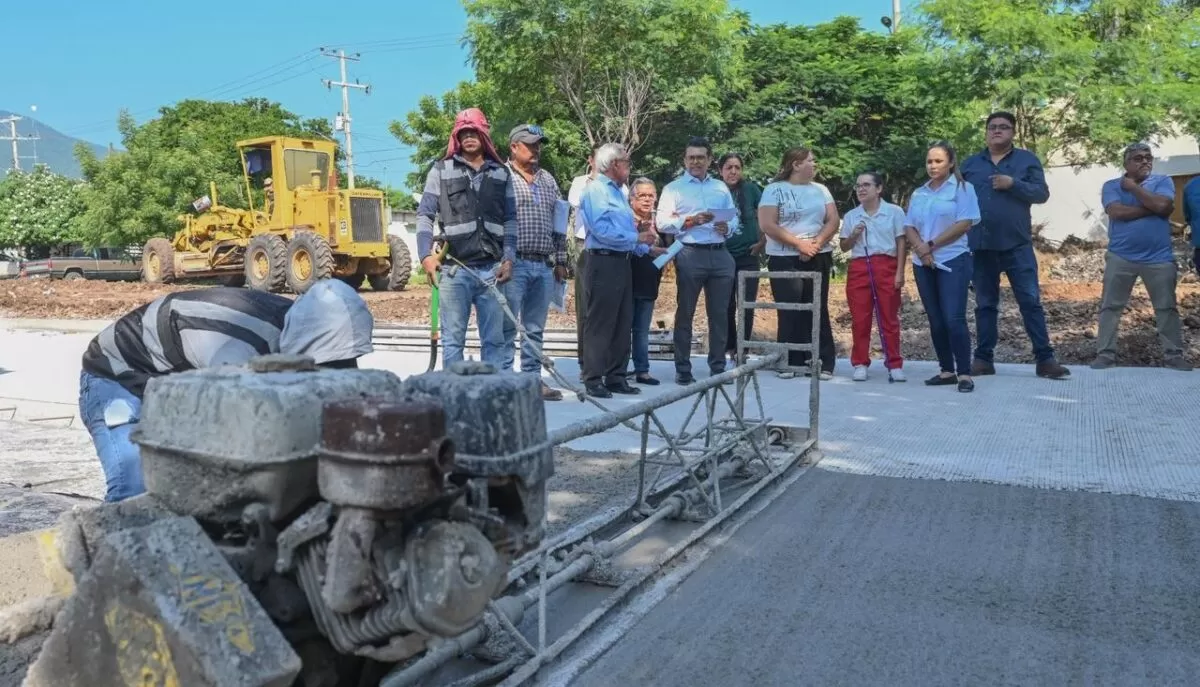 Supervisa Lalo Gattás pavimentación con concreto hidráulico en la colonia Sierra Madre