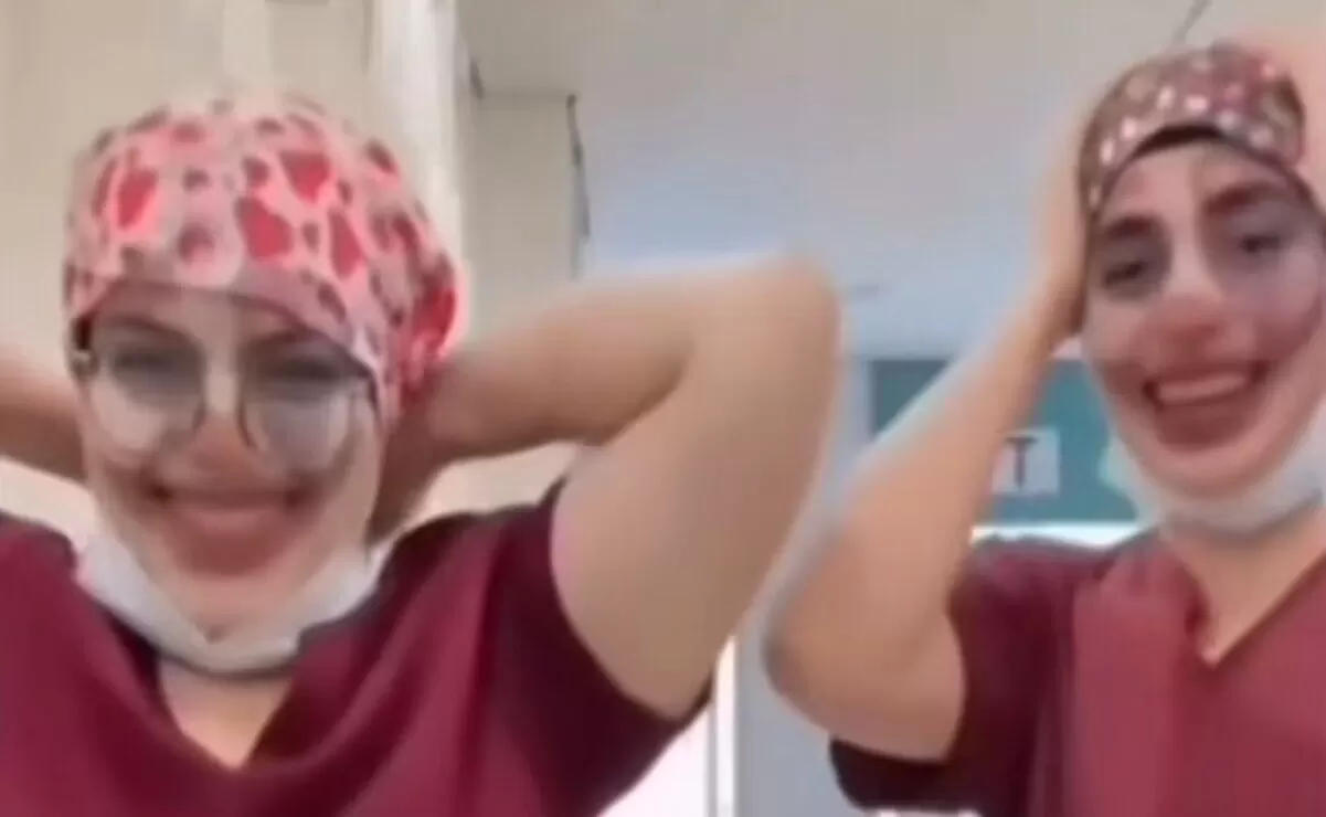 Médicas del IMSS graban video riendo mientras una paciente grita de dolor