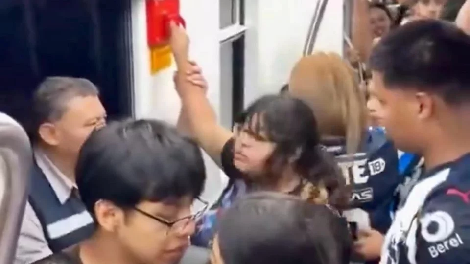 Aficionados de Rayados sacan a empujones a una mujer del metro en Monterrey