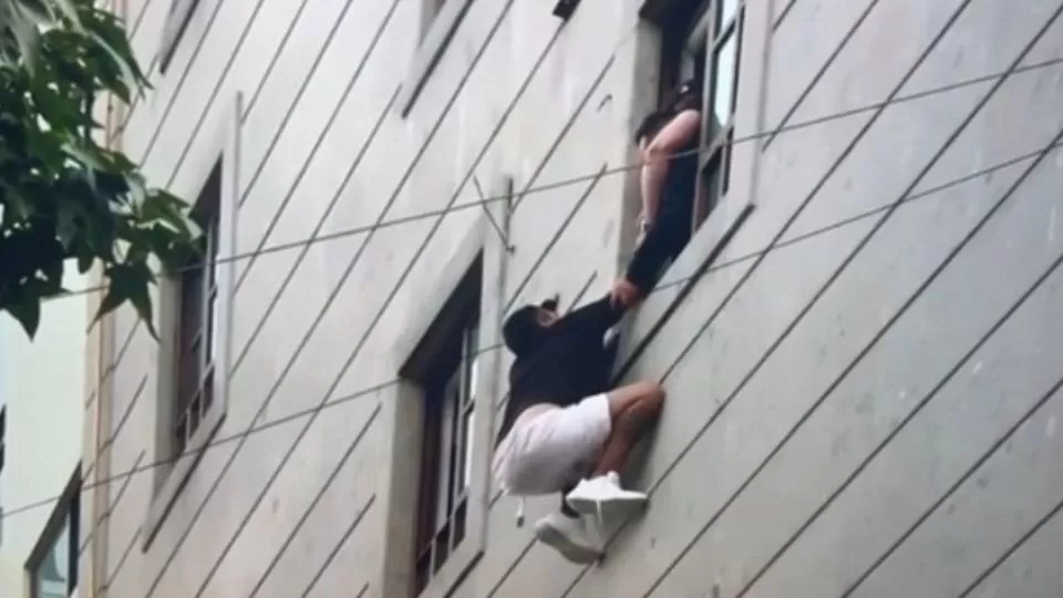 Hombre se lanza de segundo piso de hotel; policías lo salvan
