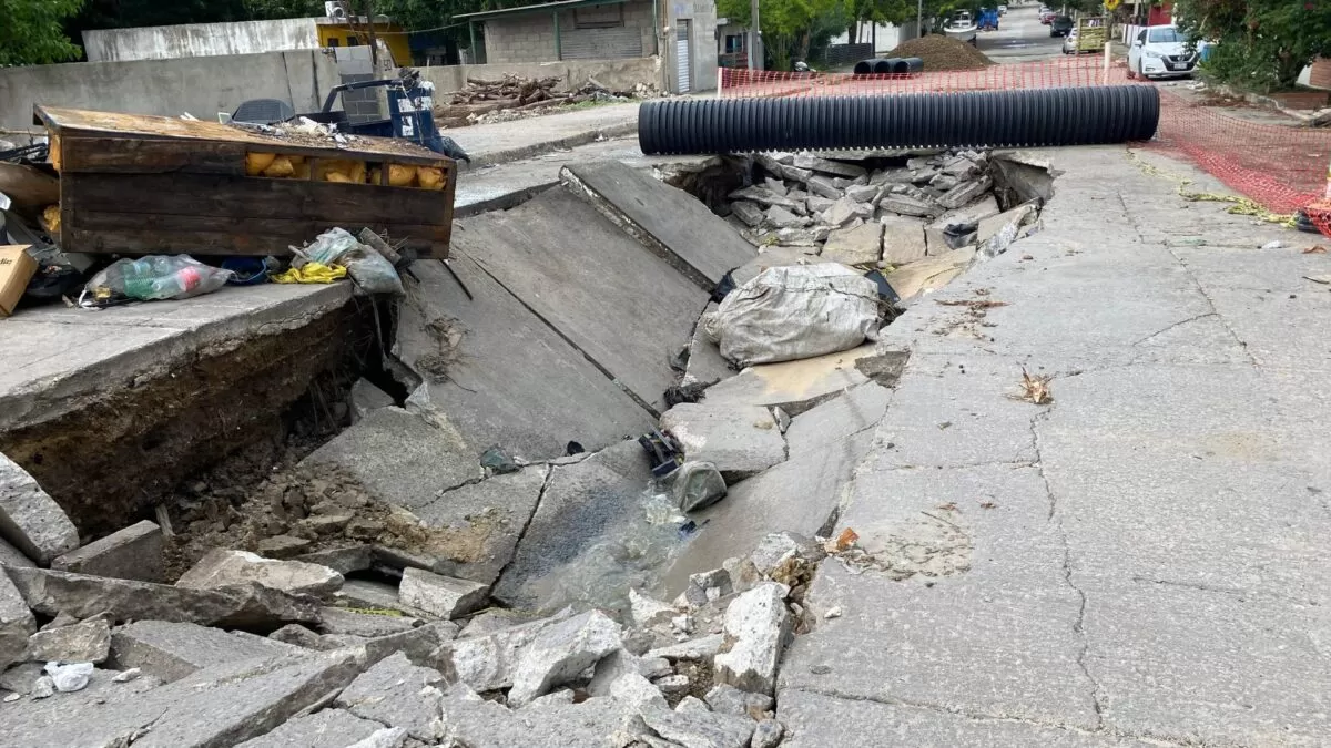 Mega socavón alarma a familias en colonia de Tampico