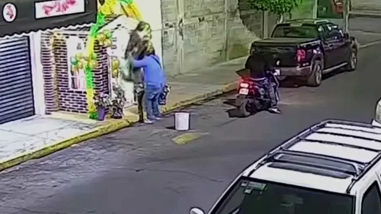 Motociclista roba figura gigante de San Judas en su día