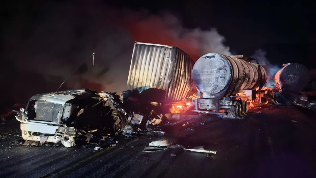 Fuerte choque de tractocamiones provoca incendio en la carretera Tula–Palmillas