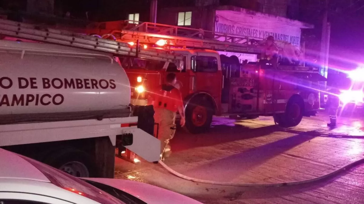 Fuerte incendio causa alarma en Tampico; no hay lesionados