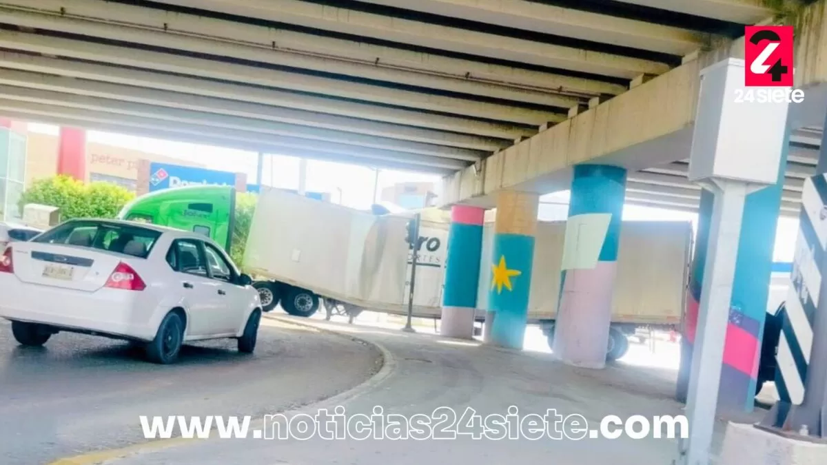 Caos vehicular en Madero por maniobra imprudente de trailero