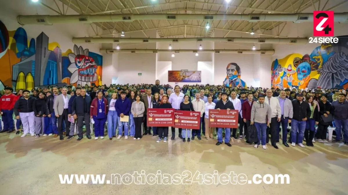 Carlos Peña Ortiz entrega becas a más de mil universitarios en Reynosa