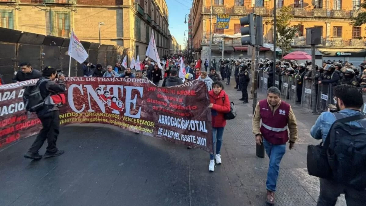 Maestros de la CNTE bloquean el Zócalo por paro de 48 horas