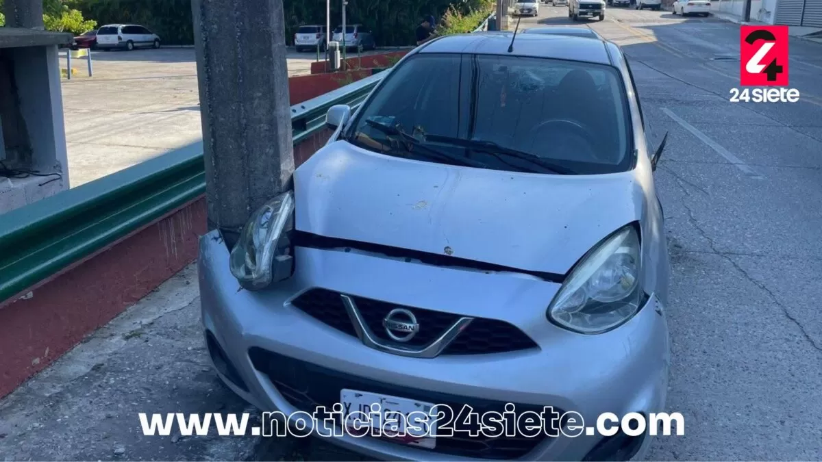Choque en Tampico deja un auto estrellado contra poste; sin heridos graves