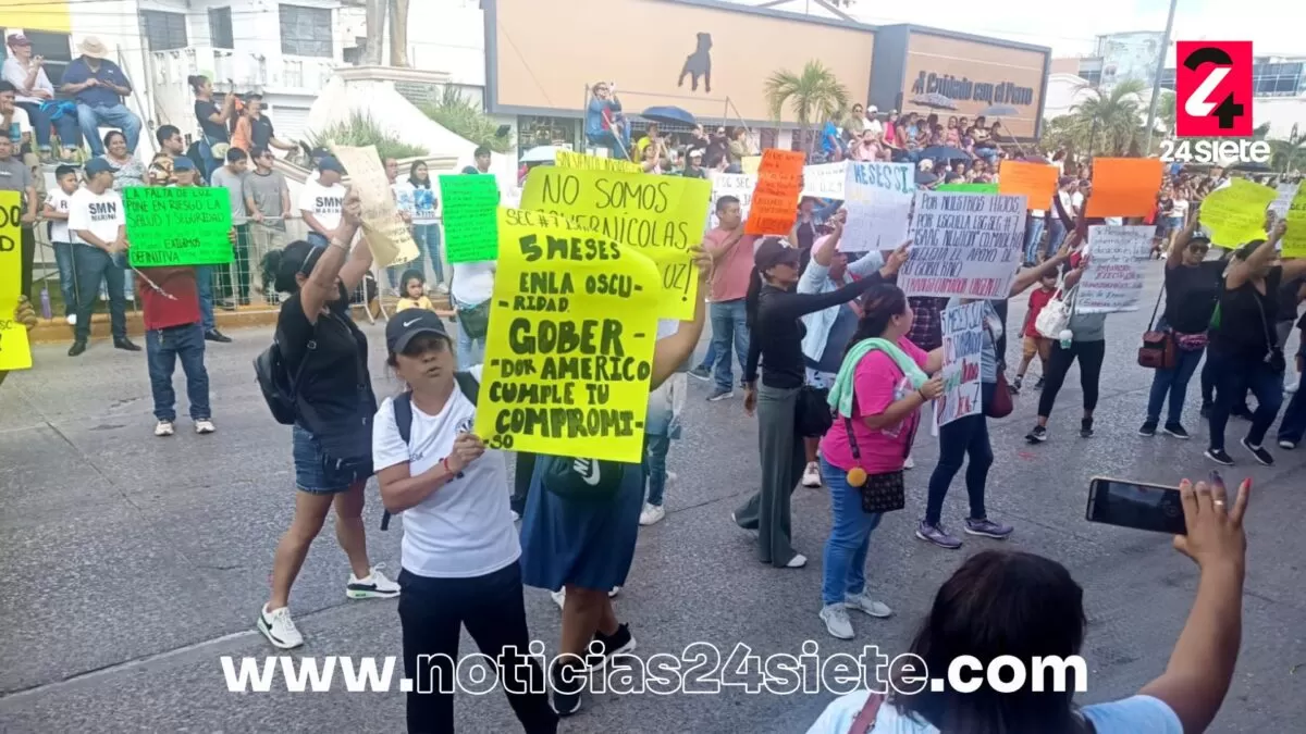 Protestan en el desfile por secundaria sin luz en Ciudad Madero