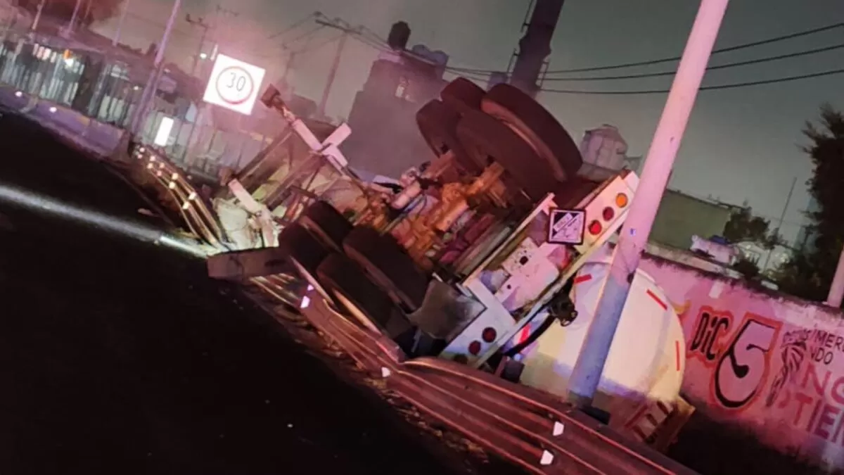 Alarma por volcadura de pipa que transportaba 33 mil litros de amoniaco