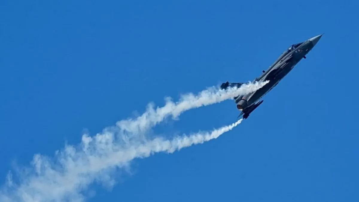 Muere piloto indio tras desplome de avión en Dubai Air Show