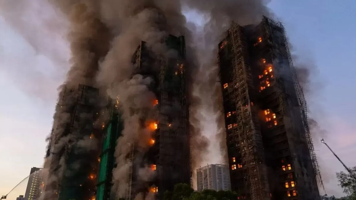 Incendio en ocho torres de Hong Kong deja 13 muertos