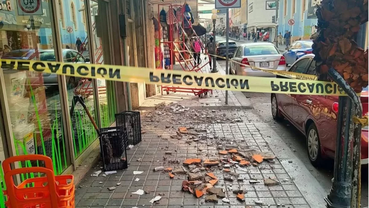 Cae marquesina de una tienda en el Centro de Tampico