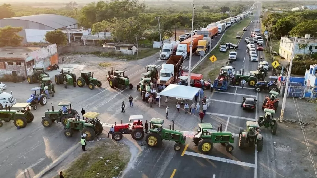 Segob logra acuerdo con productores y transportistas; liberan carreteras
