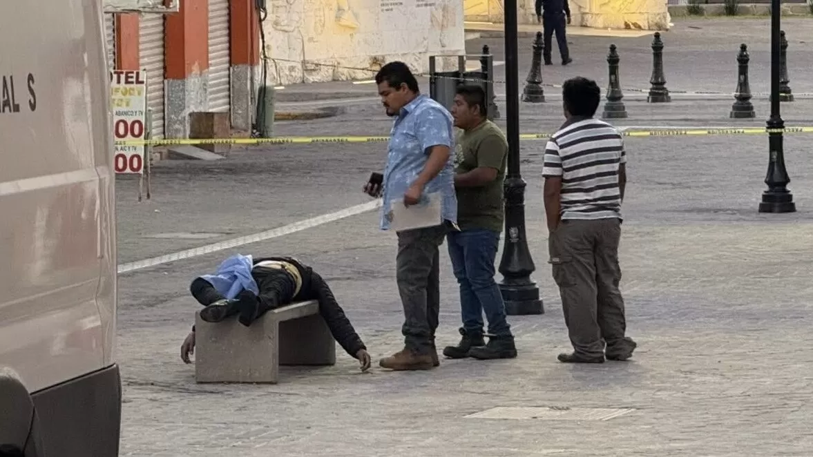 Hallan muerto a un hombre en banca del centro de Reynosa