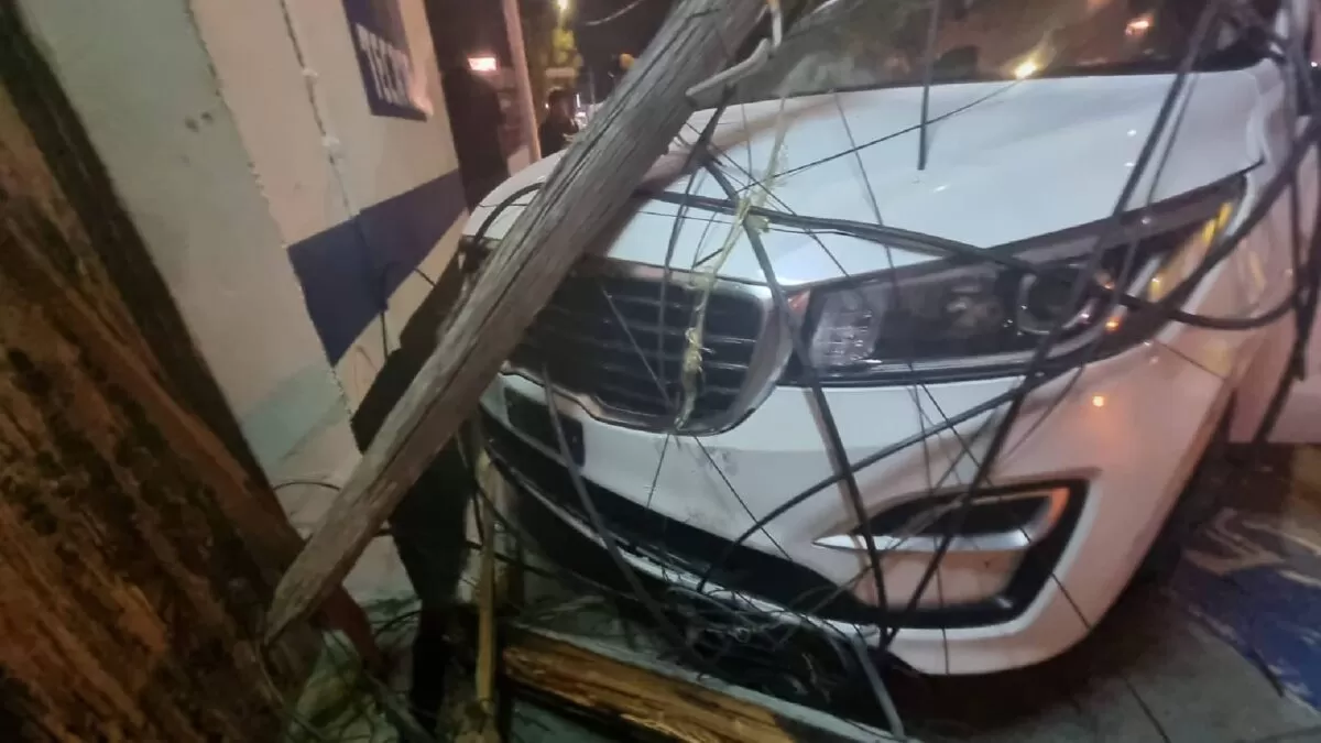 Camioneta se estrella contra poste en Ciudad Victoria