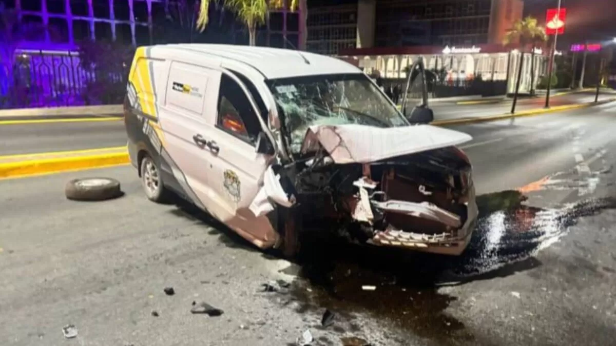 Camioneta termina destrozada tras fuerte choque en Tampico