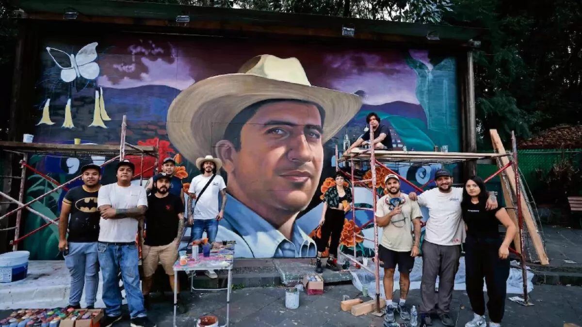 Artistas inmortalizan a Carlos Manzo en un mural tras su asesinato en Uruapan
