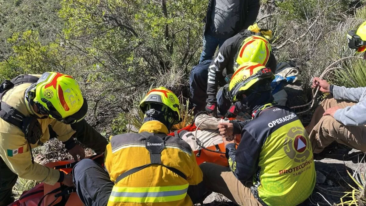 Rescatan a militar retirado que cayó en la sierra de Bustamante