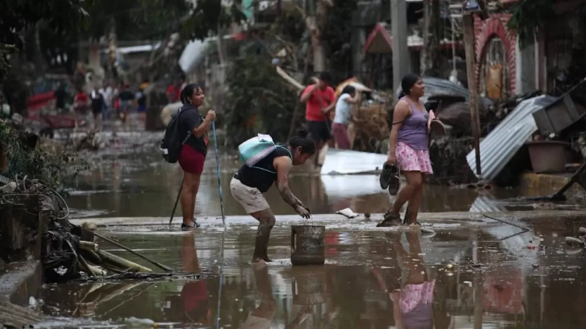 Suman 83 muertos tras inundaciones en cinco estados de México