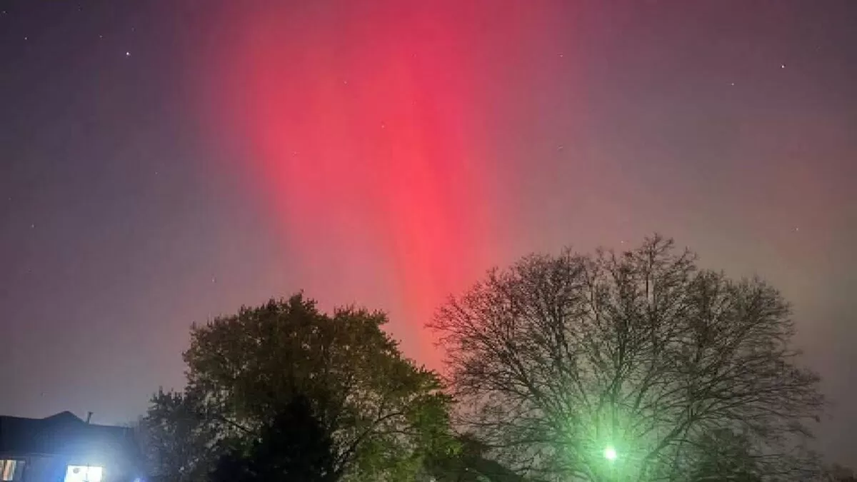 Cielo de Nuevo León se pinta de colores por auroras boreales