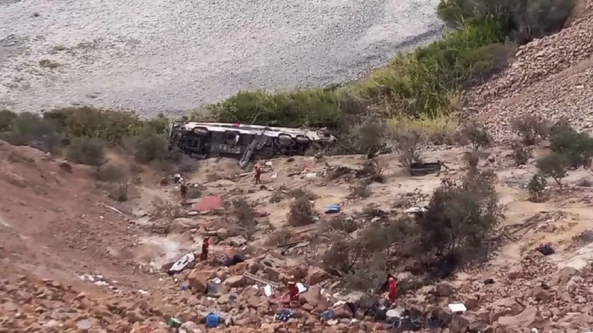 Mueren 37 personas en trágico accidente de autobús en Perú