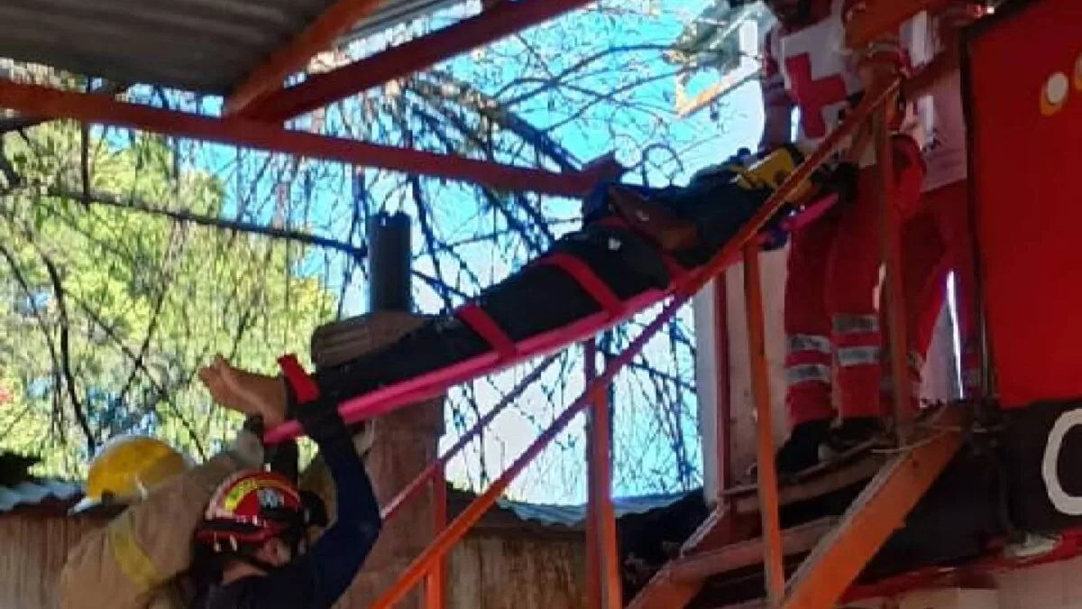 Hombre termina electrocutado mientras impermeabilizaba techo en Victoria