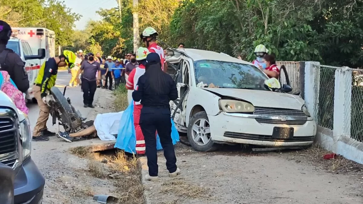 Mueren motociclista y menor al chocar contra vehículo en Santa Engracia