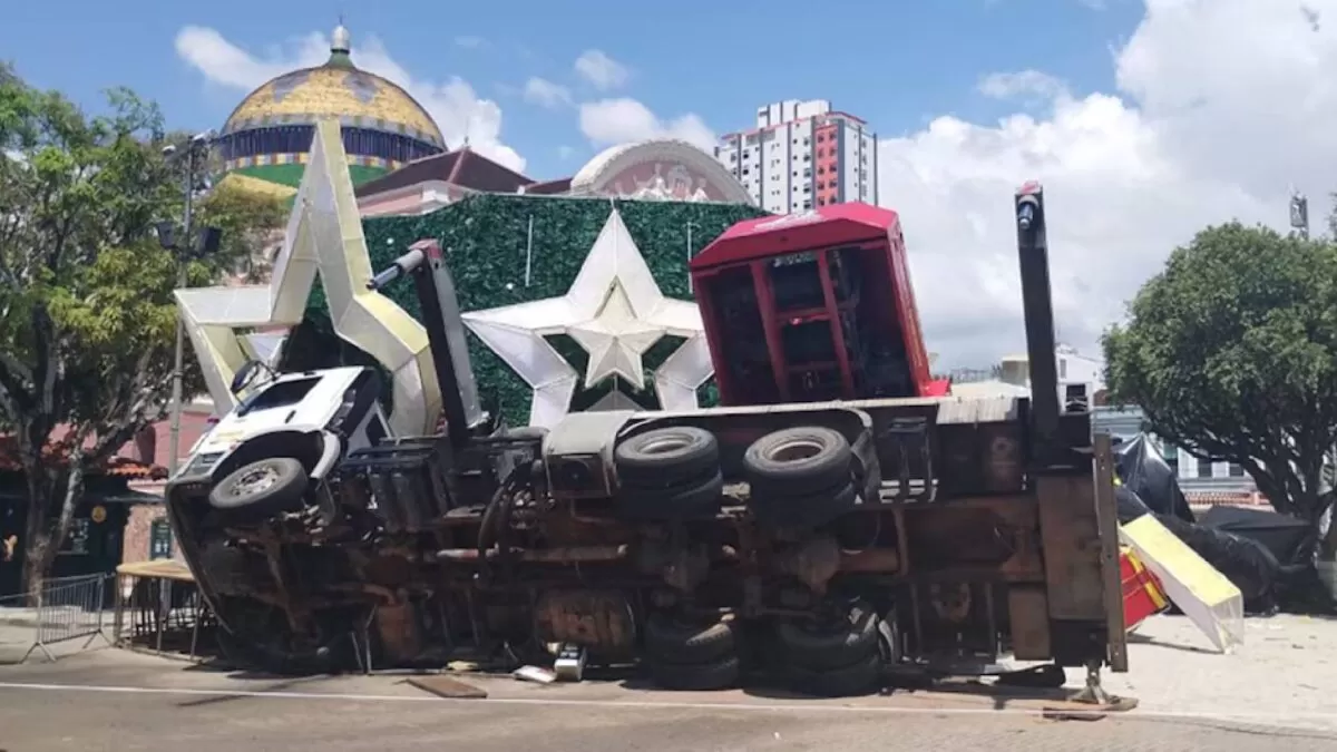 Empleado pierde la vida al ser aplastado por árbol navideño gigante