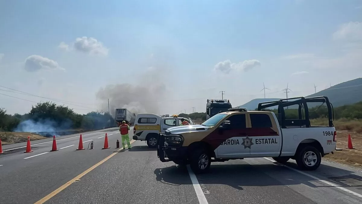 Se incendia remolque de tractocamión en la carretera Victoria–Zaragoza