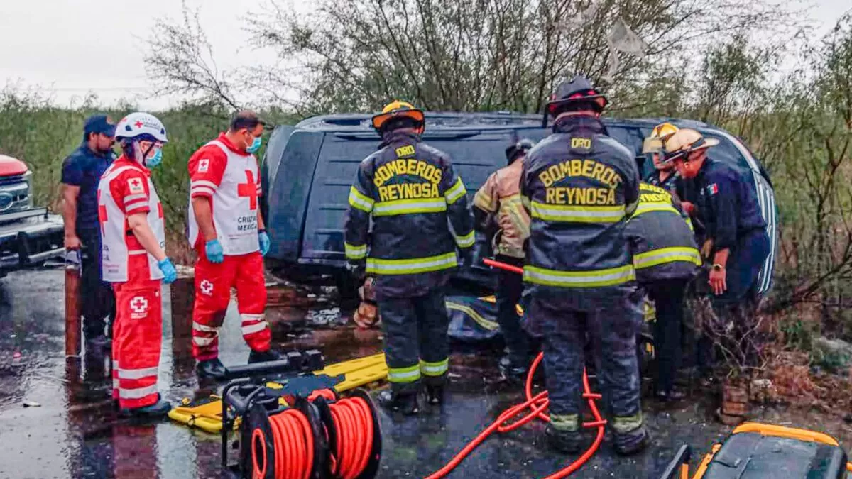 Hombre queda atrapado bajo camioneta tras volcadura en Reynosa