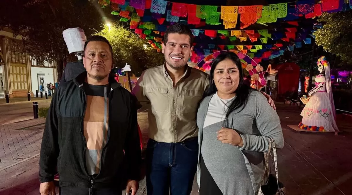 Alcalde Beto Granados recorrió la Plaza Principal para saludar a visitantes de la exhibición de catrinas