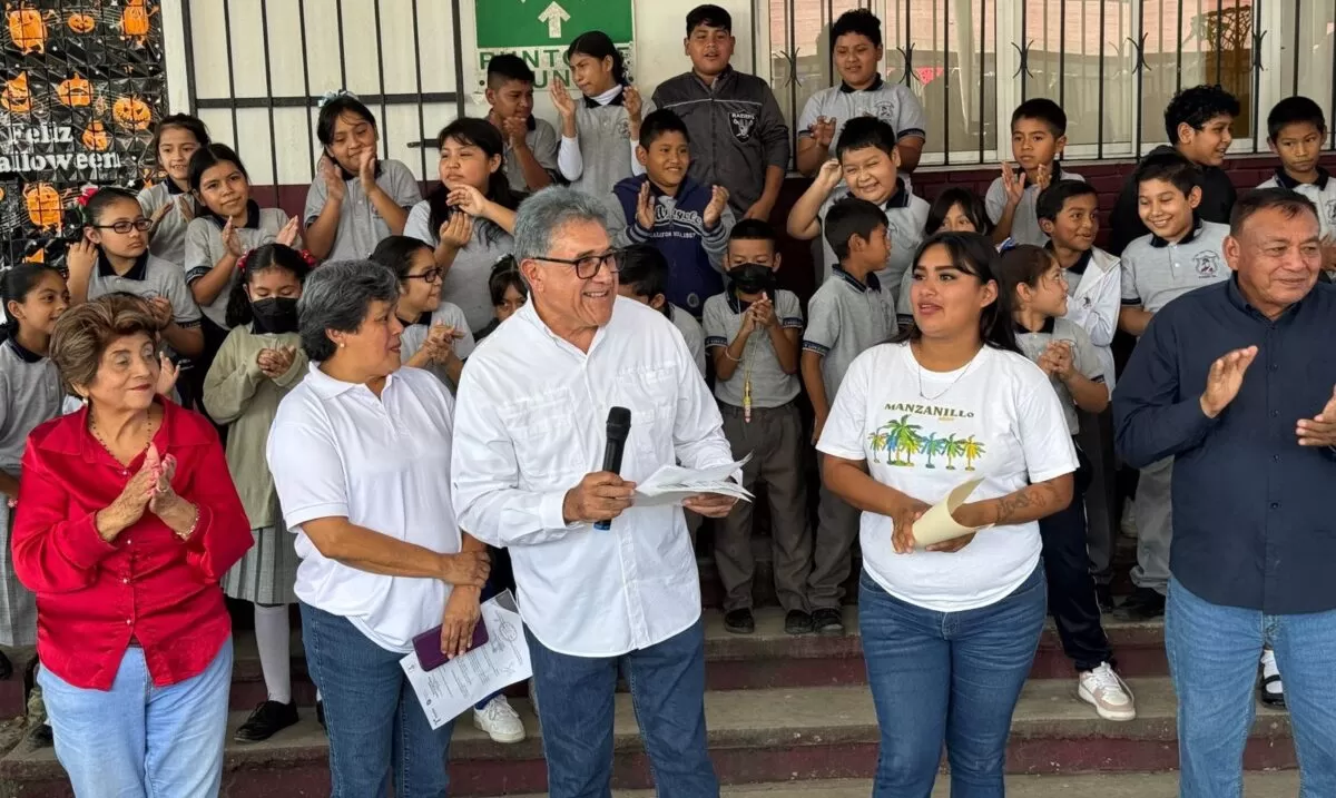 Entrega Armando Martínez mesabancos en la Escuela Primaria “Ignacio Allende”
