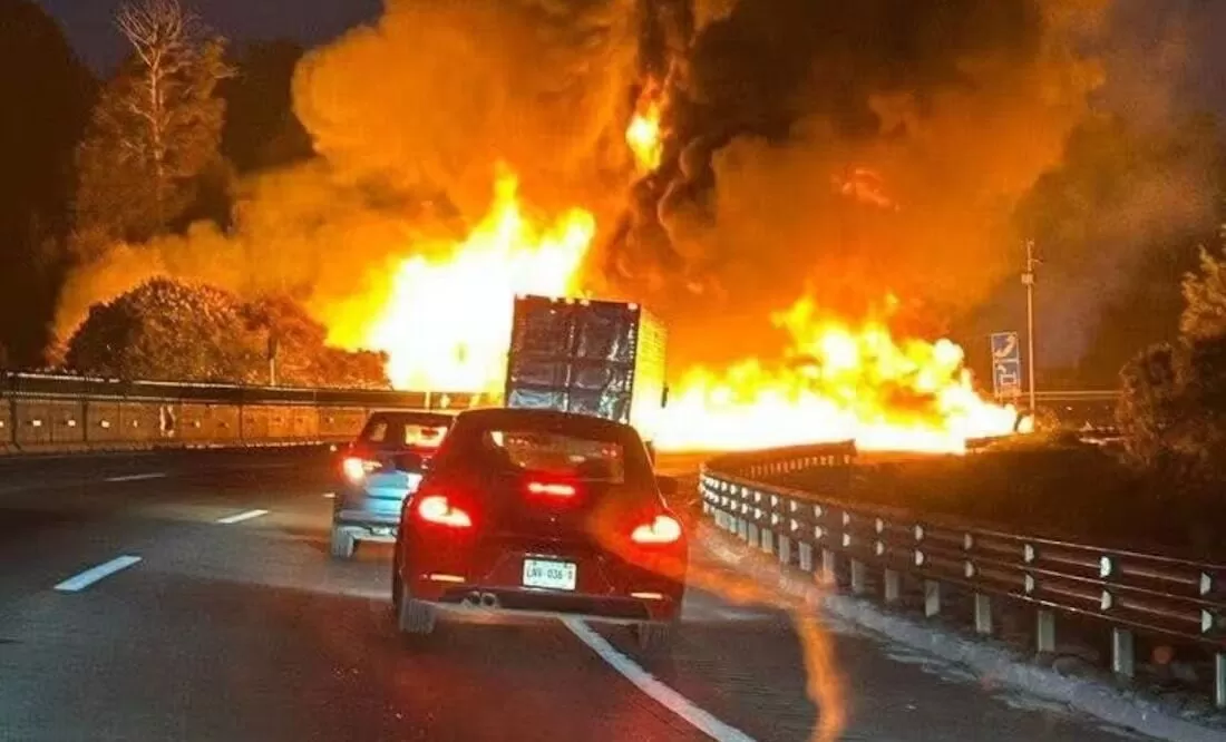 Vuelca y se incendia pipa de diésel en la México-Puebla