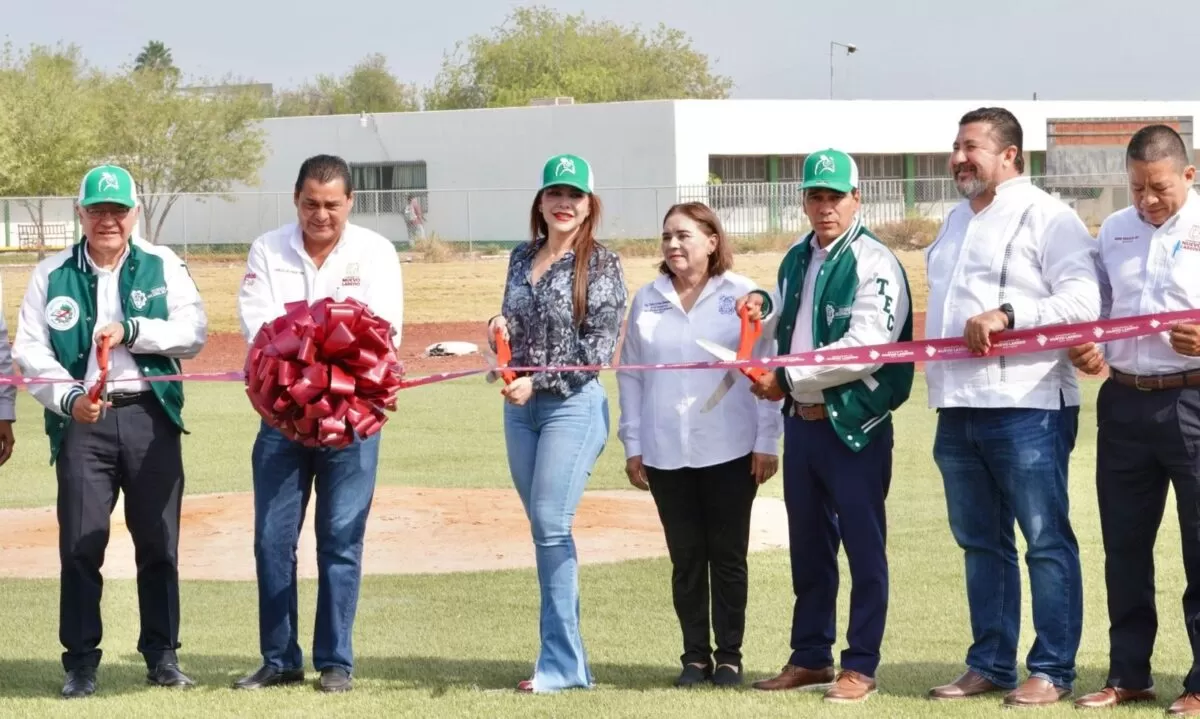 Inaugura Carmen Lilia Canturosas renovado campo de Béisbol en el ITNL