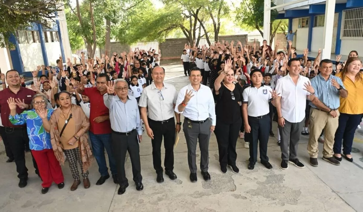 Con techumbre en escuela beneficia Lalo Gattás a estudiantes de la colonia Horacio Terán.