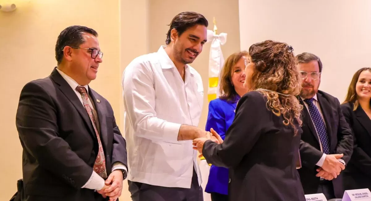 Entregó Carlos Peña Ortiz la Medalla «Dr. Jorge Brenes Araya» con el Secretario de Educación 