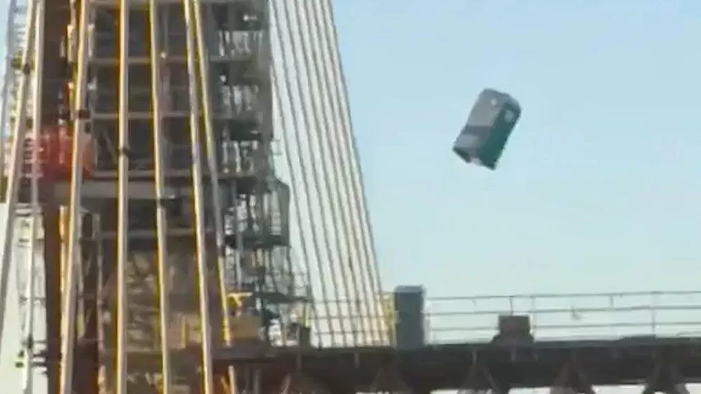 Un baño portátil lleno se desploma sobre carretera en España