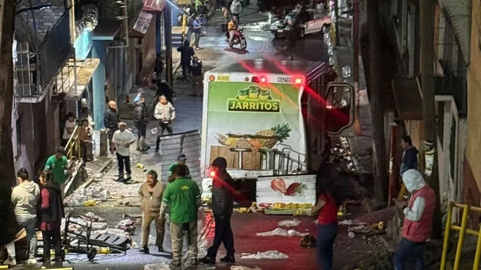 Derrapa camión de Jarritos y choca contra casa; deja dos adultos mayores heridos