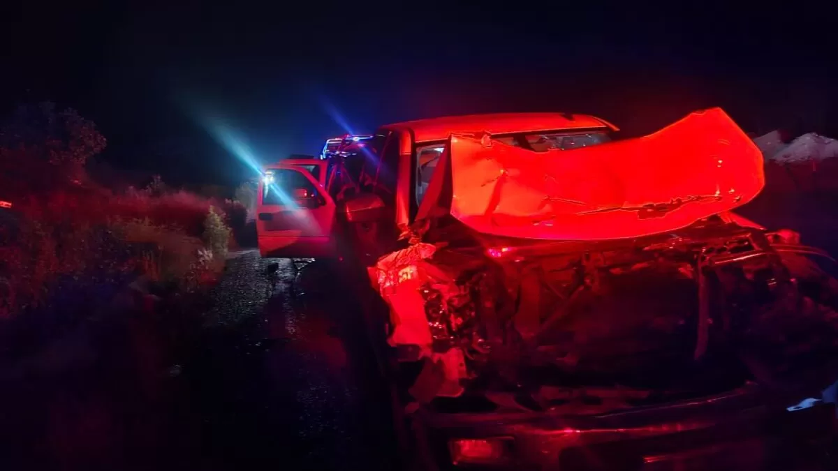 Aparatoso choque entre camionetas paraliza carretera a Palmillas