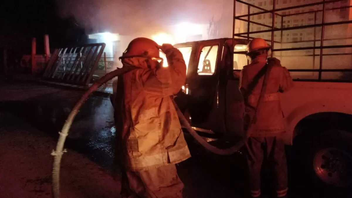 Fuego arrasa por completo con camioneta en Victoria