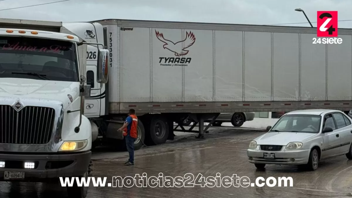Tráiler queda atorado sobre las vías del tren en Ciudad Madero