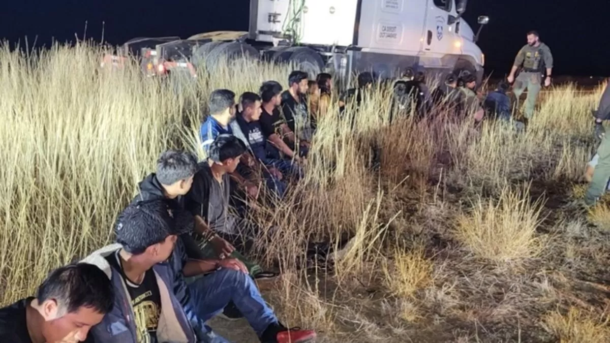 Hallan a 23 migrantes escondidos en cabina de camión en Texas