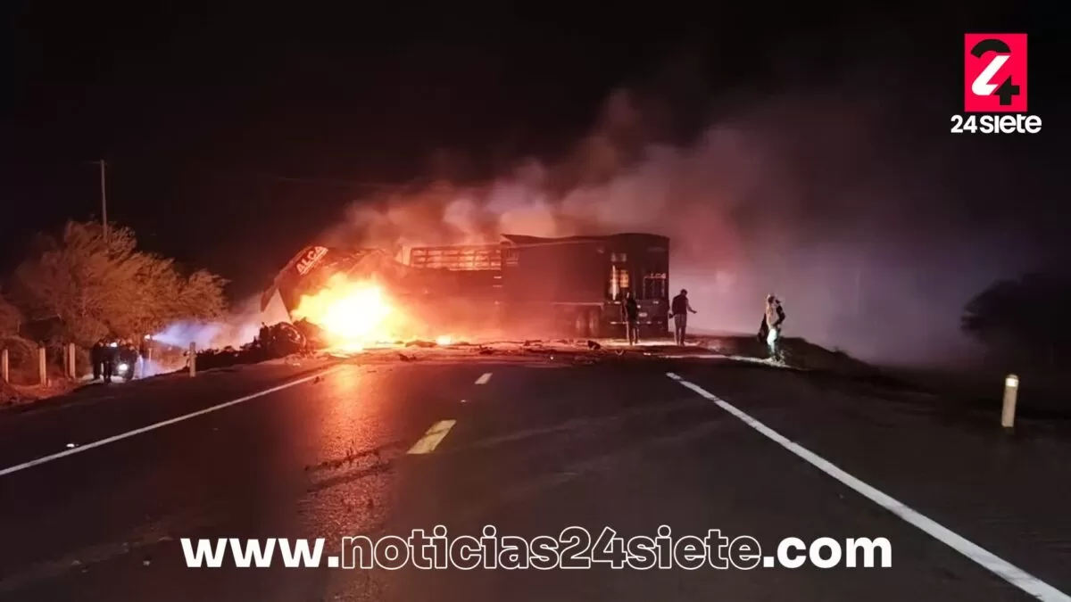 Choque e incendio de tráilers paraliza Carretera Tampico-Victoria