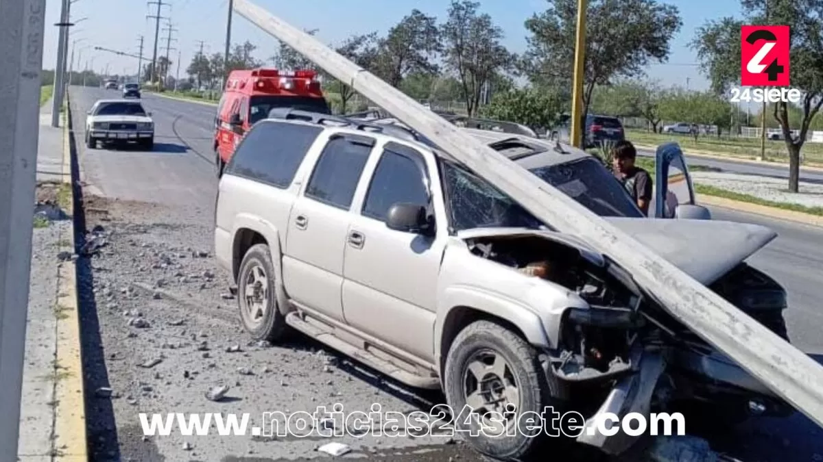 Choque en Reynosa deja un poste caído sobre camioneta