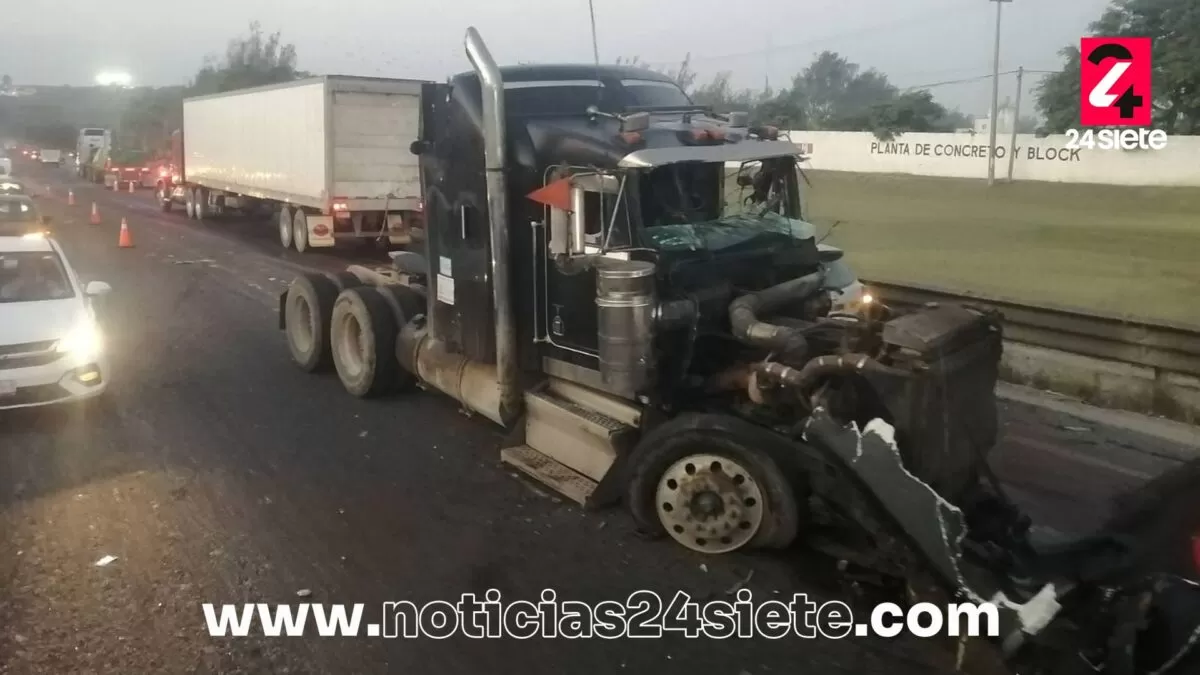 Exceso de velocidad provoca choque de tráileres en Tampico